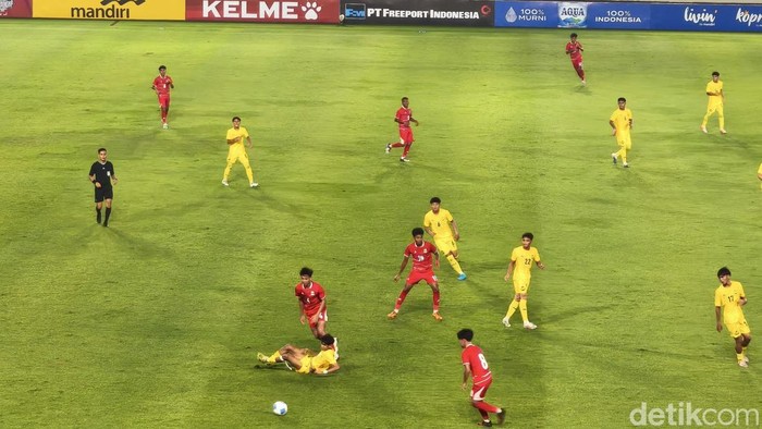 Pertandingan persahabatan Timnas Indonesia U-17 melawan Timnas Malaysia U-17, di Stadion Manahan, Kota Solo, Sabtu (4/7/2026)