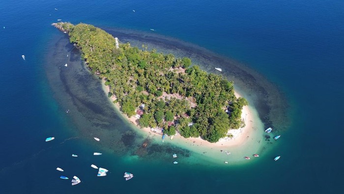 Foto udara wisatawan beraktivitas di kawasan pantai Pulau Cingkuak, Painan, Kabupaten Pesisir Selatan, Sumatera Barat, Sabtu (4/7/2026). Pemkab Pesisir Selatan berupaya melakukan pembenahan destinasi wisata pulau-pulau kecil di kabupaten itu, salah satunya dengan menentukan tarif retribusi resmi antar-jemput ke Pulau Cingkuak sebesar Rp21 ribu per orang termasuk asuransi. ANTARA FOTO/Fitra Yogi/kye