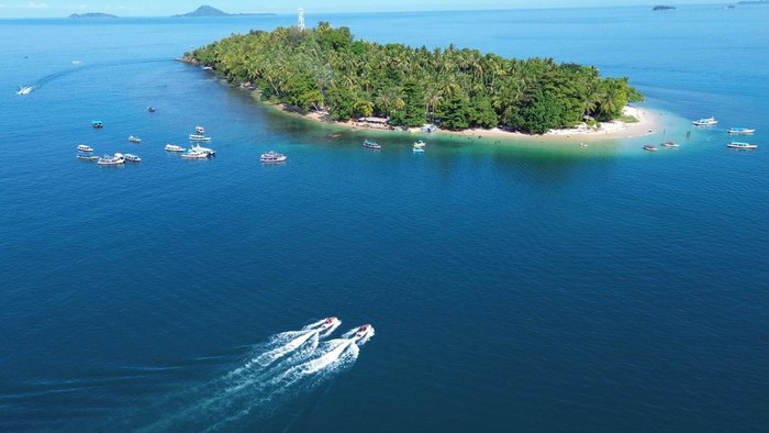 Foto udara wisatawan beraktivitas di kawasan pantai Pulau Cingkuak, Painan, Kabupaten Pesisir Selatan, Sumatera Barat, Sabtu (4/7/2026). Pemkab Pesisir Selatan berupaya melakukan pembenahan destinasi wisata pulau-pulau kecil di kabupaten itu, salah satunya dengan menentukan tarif retribusi resmi antar-jemput ke Pulau Cingkuak sebesar Rp21 ribu per orang termasuk asuransi. ANTARA FOTO/Fitra Yogi/kye