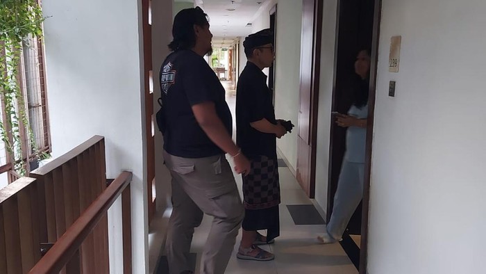 Petugas mendatangi lokasi dugaan pencurian terhadap wisatawan asal India di Kuta, Badung, Bali. (Foto: Dok. Polresta Denpasar)