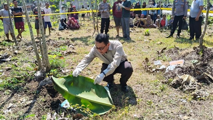Petugas saat menggali gundukan tanah diduga kuburan orok di lahan kosong Warga Tompak, Wiladeg, Karangmojo, Gunungkidul.