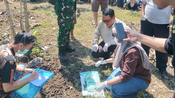 Petugas saat menggali gundukan tanah diduga kuburan orok di lahan kosong Warga Tompak, Wiladeg, Karangmojo, Gunungkidul.