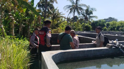 Polisi mendatangi lokasi dua bocah tewas tenggelam di Banjar Dinas Kerta Kawat, Desa Banyupoh, Kecamatan Gerokgak, Buleleng, Jumat (3/7/2026). (Foto: Polres Buleleng)