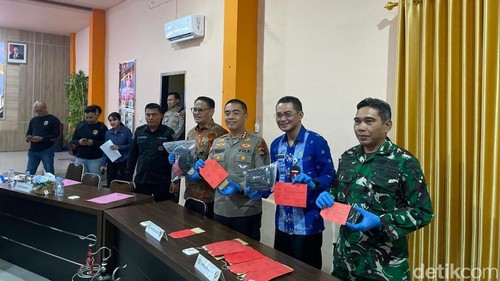 Polisi menunjukkan barang bukti hasil pengungkapan Operasi Jaran Rinjani 2026 di Gedung Wira Pratama Polresta Mataram, Sabtu (4/7/2026). (Foto: Abdurrasyid Efendi/detikBali)