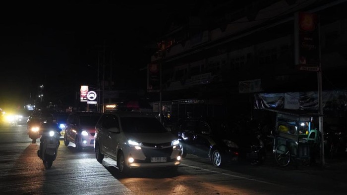 Pontianak gelap gulita saat pemadaman bergilir.