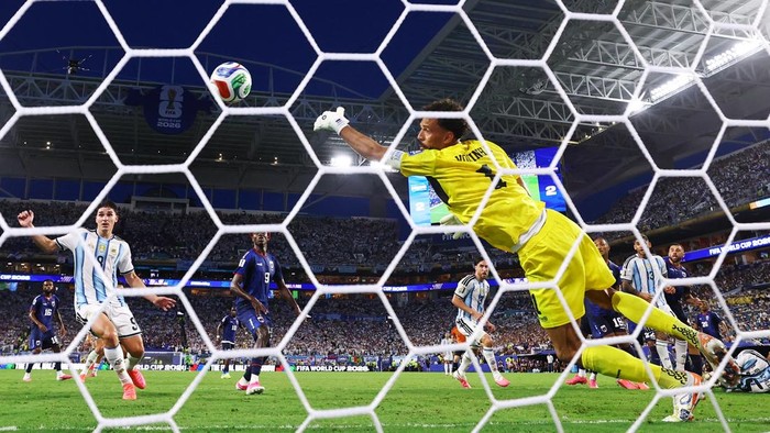 Soccer Football - FIFA World Cup 2026 - Round of 32 - Argentina v Cape Verde - Miami Stadium, Miami Gardens, Florida, U.S. - July 3, 2026 Argentinas Cristian Romero scores their third goal past Cape Verdes Vozinha REUTERS/Paul Childs