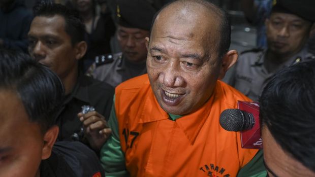 Potret Bupati Langkat Kenakan Rompi Oranye KPK Usai Ditetapkan Tersangka Bupati Langkat Syah Afandin mengenakan rompi tahanan usai menjalani pemeriksaan di Gedung Merah Putih KPK, Jakarta, Sabtu (4/7/2026). KPK menahan Bupati Langkat Syah Afandin usai ditetapkan sebagai tersangka pada kasus suap terkait proyek di lingkungan Kabupaten Langkat tahun 2025-2026. ANTARA FOTO/Hafidz Mubarak A/kye