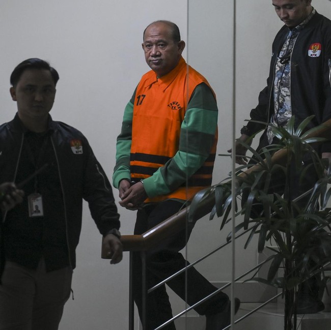 Potret Bupati Langkat Kenakan Rompi Oranye KPK Usai Ditetapkan Tersangka