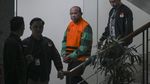 Potret Bupati Langkat Kenakan Rompi Oranye KPK Usai Ditetapkan Tersangka