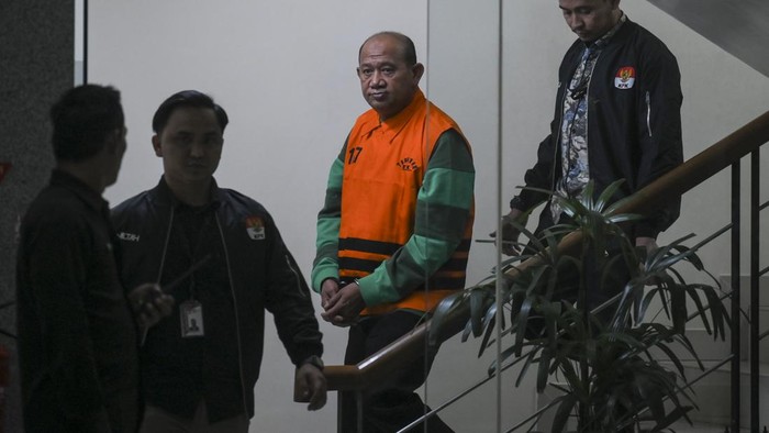 Bupati Langkat Syah Afandin mengenakan rompi tahanan usai menjalani pemeriksaan di Gedung Merah Putih KPK, Jakarta, Sabtu (4/7/2026). KPK menahan Bupati Langkat Syah Afandin usai ditetapkan sebagai tersangka pada kasus suap terkait proyek di lingkungan Kabupaten Langkat tahun 2025-2026. ANTARA FOTO/Hafidz Mubarak A/kye