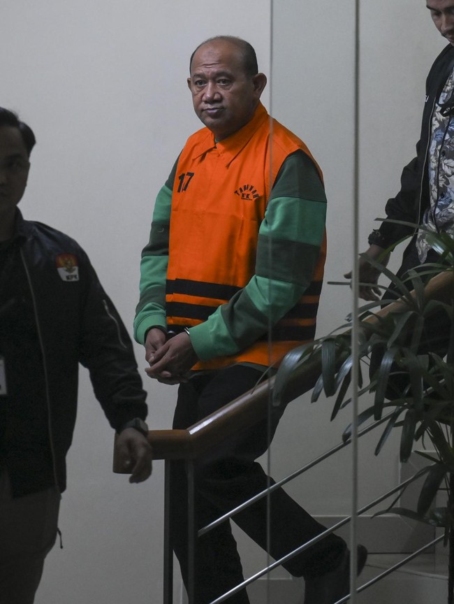 Potret Bupati Langkat Kenakan Rompi Oranye KPK Usai Ditetapkan Tersangka