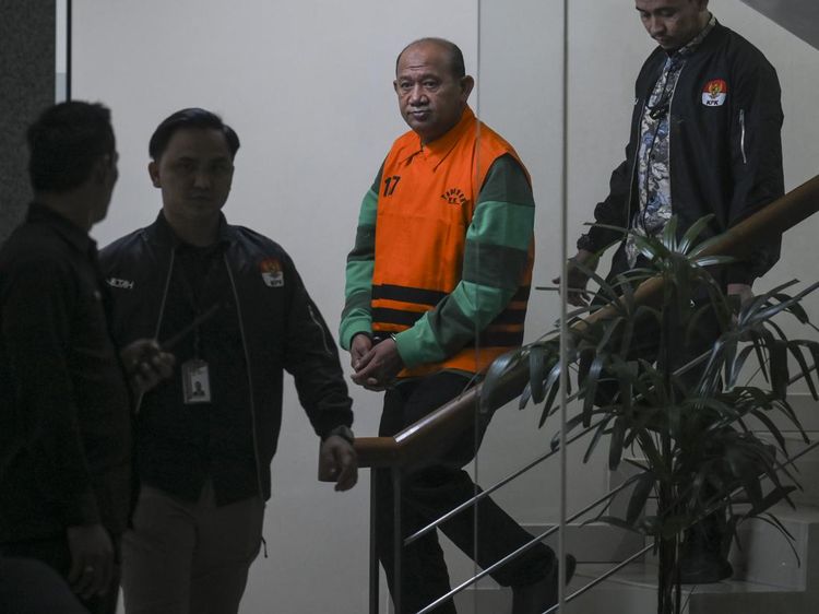 Potret Bupati Langkat Kenakan Rompi Oranye KPK Usai Ditetapkan Tersangka
