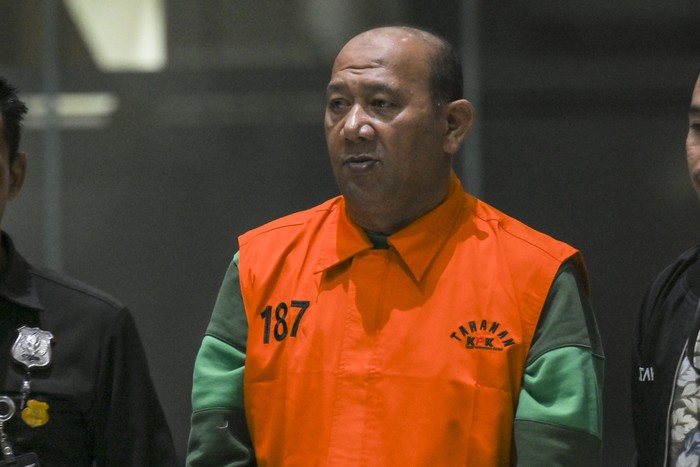 Bupati Langkat Syah Afandin mengenakan rompi tahanan usai menjalani pemeriksaan di Gedung Merah Putih KPK, Jakarta, Sabtu (4/7/2026). KPK menahan Bupati Langkat Syah Afandin usai ditetapkan sebagai tersangka pada kasus suap terkait proyek di lingkung
