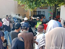 Janji Pencairan Tabungan Molor, Puluhan Wali Murid Geruduk SDN 1 Batuyang