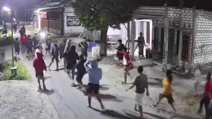 Rekaman CCTV sekelompok pemuda tidak dikenal membuat rusuh dan onar di Desa Ketitang Wetan Kecamatan Batangan, Sabtu (4/6/2026).