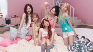 Dikutip dari data Korean Business Research Institute, semua member RESCENE masuk dalam 10 besar member grup rookie paling mencuri hati sebulan terakhir. Woni (rambut hitam) jadi nomor 1 diikuti oleh Minami (pirang baju biru) di posisi 2, Zena (tengah rabut merah), Liv (paling kiri bawah), dan May (rambut bob) di peringkat 3-5. LOVE ATTACK emang lagi disukai banget sih! Apalagi 8 Juli nanti mereka akan rilis single remake KARA berjudul Pretty Girl. (Foto: dok. Muze Entertainment)