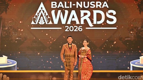 Rizky Harris dan Putri Gorda mengenakan busana karya desainer Inggi Kendran saat ajang detikBali-Nusra Award 2026 di The Trans Resort Bali, Jumat (3/7/2026). (Foto: detikcom)