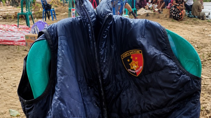 Rompi polisi ditemukan tersangkut di Sungai Katingan pascabentrokan polisi vs bandar.
