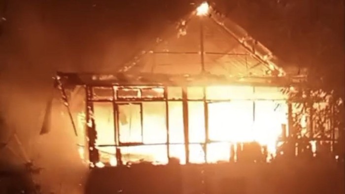 Rumah warga di Soppeng terbakar diduga akibat puntung rokok.