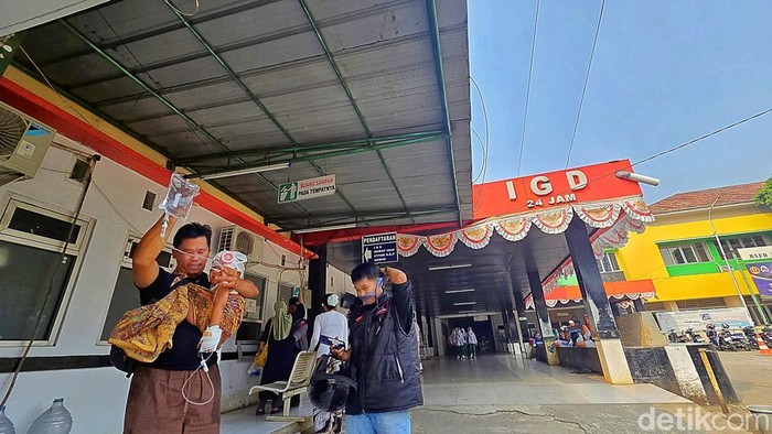 Sesekali Kemal membawa Arya keluar dari ruang IGD untuk menengkannya