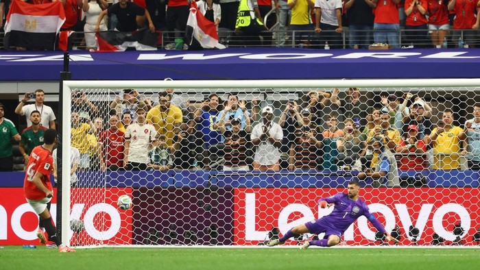 Soccer Football - FIFA World Cup 2026 - Round of 32 - Australia v Egypt - Dallas Stadium, Arlington, Texas, U.S. - July 3, 2026 Egypts Hossam Abdelmaguid scores the penalty to win the shoot-out as Egypt qualify for the Round of 16 stage of the World Cup REUTERS/Kai Pfaffenbach