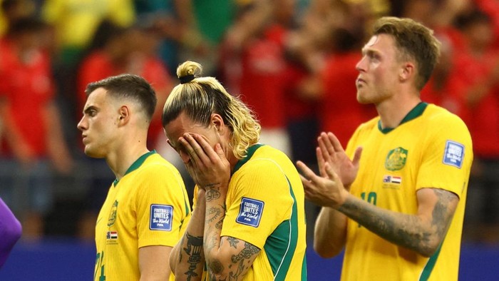 Soccer Football - FIFA World Cup 2026 - Round of 32 - Australia v Egypt - Dallas Stadium, Arlington, Texas, U.S. - July 3, 2026 Australias Paul Okon Engstler, Jackson Irvine and Harry Souttar look dejected after the match as Australia are eliminated from the World Cup REUTERS/Kai Pfaffenbach     TPX IMAGES OF THE DAY