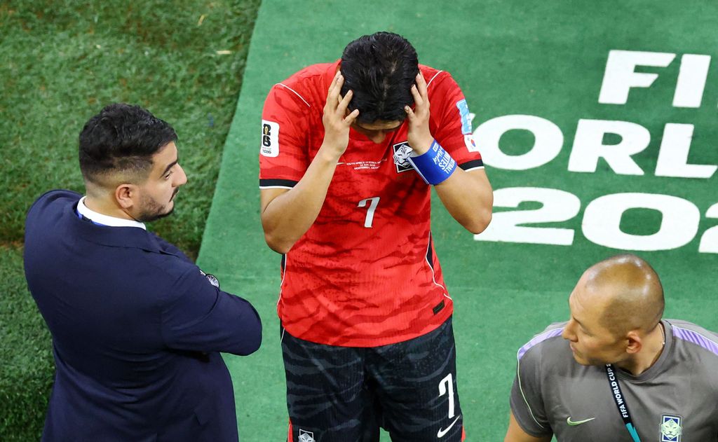 SOCCER-WORLDCUP-ZAF-KOR/ Son Heung-min dari Korea Selatan tampak kecewa setelah pertandingan saat pertandingan Afrika Selatan vs Korea Selatan di Estadio Monterrey, Monterrey, Meksiko - 24 Juni 2026. REUTERS/Raquel Cunha