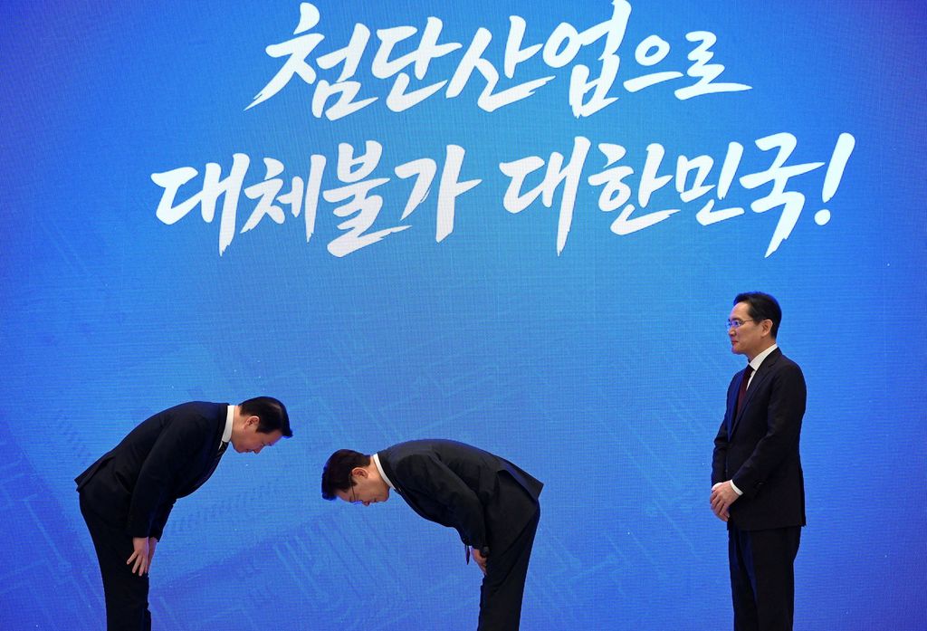 SOUTHKOREA-CHIPS/INVESTMENT FOTO ARSIP: Presiden Korea Selatan Lee Jae Myung dan Ketua SK Group Chey Tae-won saling membungkuk sementara Ketua Samsung Electronics Lee Jae-yong mengamati setelah pengarahan yang mengumumkan tiga proyek mega pemerintah di Yeongbingwan, Gedung Biru, di Seoul, Korea Selatan, 29 Juni 2026. Kim Min-Hee/Kyodonews/Pool via REUTERS/File Photo