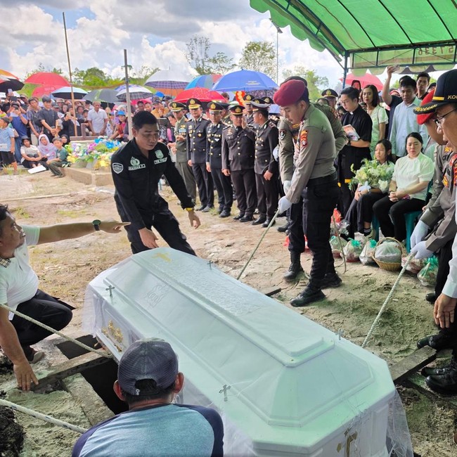Suasana Pemakaman Aiptu Anumerta Yudhi yang Gugur di Katingan