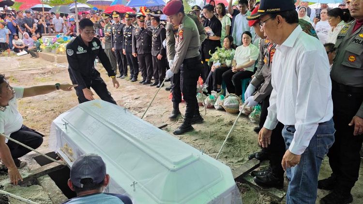 Suasana Pemakaman Aiptu Anumerta Yudhi yang Gugur di Katingan