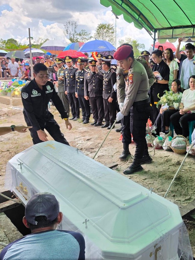 Suasana Pemakaman Aiptu Anumerta Yudhi yang Gugur di Katingan