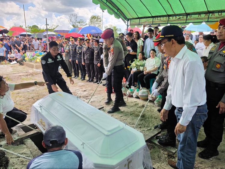 Suasana Pemakaman Aiptu Anumerta Yudhi yang Gugur di Katingan
