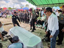 Suasana Pemakaman Aiptu Anumerta Yudhi yang Gugur di Katingan