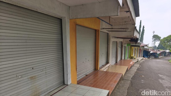 Suasana ruko pedagang di area parkiran loket pintu I Grojogan Sewu, Kecamatan Tawangmangu, Kabupaten Karanganyar, Sabtu (4/7/2026).
