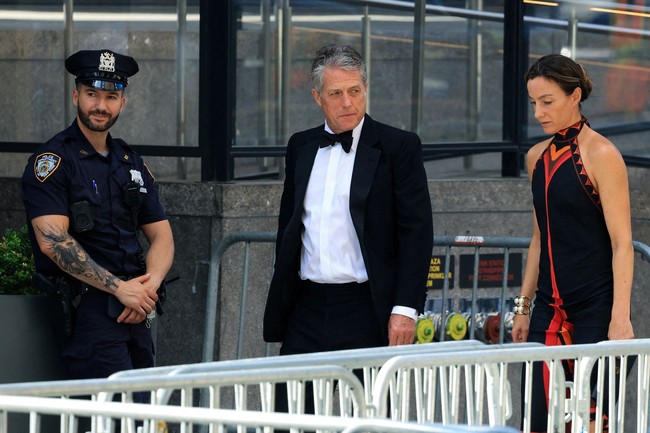 Aktor Hugh Grant tiba di Madison Square Garden (MSG), New York City, untuk menghadiri pernikahan Taylor Swift dan Taylor Kelce pada Jumat (3/7/2026). (Foto: REUTERS/Brendan McDermid)