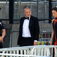 Aktor Hugh Grant tiba di Madison Square Garden (MSG), New York City, untuk menghadiri pernikahan Taylor Swift dan Taylor Kelce pada Jumat (3/7/2026). (Foto: REUTERS/Brendan McDermid)