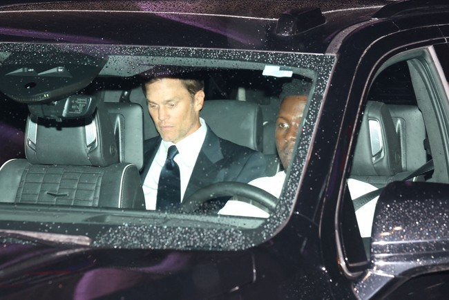 Tak hanya dari dunia hiburan, para bintang olahraga turut diundang mengingat profesi Travis sebagai atlet football. Salah satunya senior Travis, Tom Brady, yang sempat terlihat meninggalkan lokasi acara. (Foto: REUTERS/Carlos Barria)