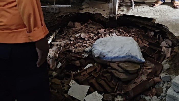 Tanah amblas terjadi di sebuah rumah warga Desa Pasir Muncang, Kecamatan Caringin, Bogor, Jawa Barat.