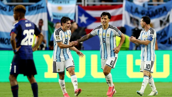 Soccer Football - FIFA World Cup 2026 - Round of 32 - Argentina v Cape Verde - Miami Stadium, Miami Gardens, Florida, U.S. - July 3, 2026 Argentinas Lisandro Martinez celebrates scoring their second goal with Julian Alvarez and Lionel Messi REUTERS/Paul Childs