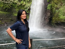 Cantiknya Titi Kamal Liburan di Sukabumi, Segar Berlatar Curug Sawer