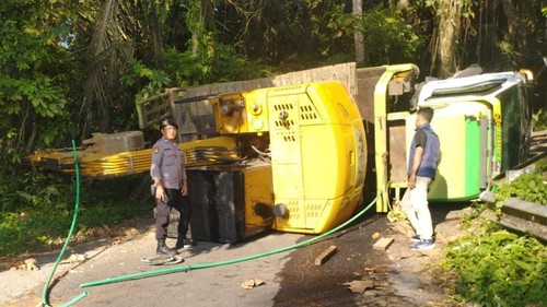 Truk yang membawa muatan eskavator terguling di jalur tanjakan Macang, Karangasem, Bali, Sabtu (4/7/2026). (Foto: Dok. Satlantas Polres Karangasem)