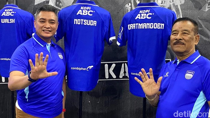 Umuh Muchtar saat mengenalkan dua pemain anyar Persib Bandung.
