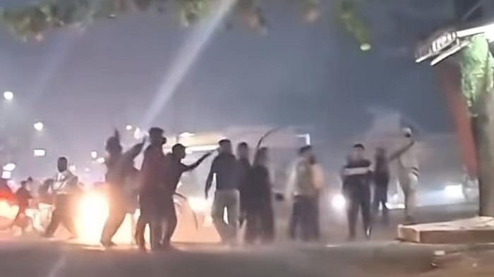 Viral gerombolan pemuda tawuran di Jalan H Mawi, Kecamatan Parung, Bogor, Jawa Barat.