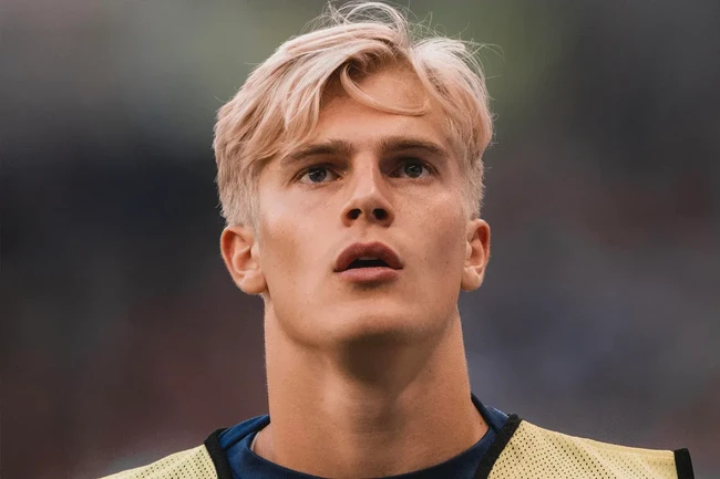 Lucas Bergvall jadi viral selama Piala Dunia 2026 karena ketampanannya. Pesonanya disebut bak pangeran dari negeri dongeng. Lucas memperkuat squad tim nasional Swedia sebagai gelandang serang. Foto: Instagram