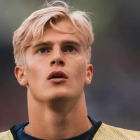 Lucas Bergvall jadi viral selama Piala Dunia 2026 karena ketampanannya. Pesonanya disebut bak pangeran dari negeri dongeng. Lucas memperkuat squad tim nasional Swedia sebagai gelandang serang. Foto: Instagram