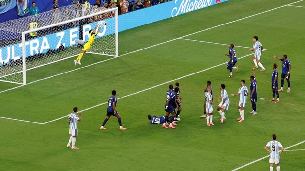 Vozinha, Tanjung Verde, Argentina, Soccer Football - FIFA World Cup 2026 - Round of 32 - Argentina v Cape Verde - Miami Stadium, Miami Gardens, Florida, U.S. - July 3, 2026 Cape Verde's Vozinha saves a free kick from Argentina's Lionel Messi REUTERS/Marco Bello TPX IMAGES OF THE DAY