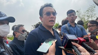 Wamen LH Jengkel, Kebakaran TPA Jatiwaringin Jadi Tontonan Warga
