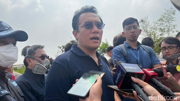 Wamen LH, Diaz Hendropriyono, saat meninjau kebakaran TPA Jatiwaringin, Sabtu (4/7/2026).