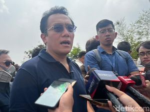 Wamen LH Jengkel, Kebakaran TPA Jatiwaringin Jadi Tontonan Warga