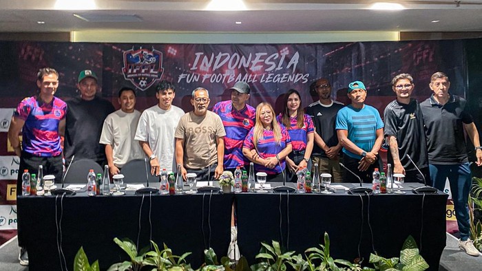 Aji Santoso bersama legend sepakbola Indonesia